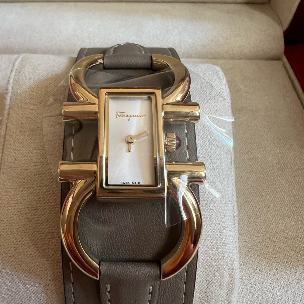 Salvatore Ferragamo Gold Buckle sapphire Leather watch - Picture 3 of 15